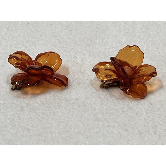 Vintage 1950s Amber Lucite Flower Clip On Earrings Retro Costume Jewelry - Picture 2 of 7